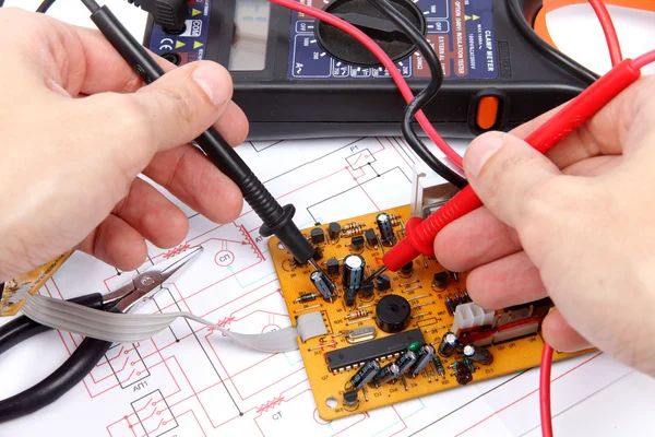 Onarım ve tanılama elektronik. Beyaz arka plan üzerinde izole