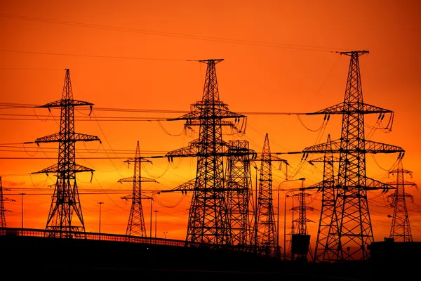 Linha de transmissão de energia no pôr do sol — Fotografia de Stock