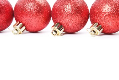 Kırmızı Noel topu beyaz arkaplanda izole edilmiş