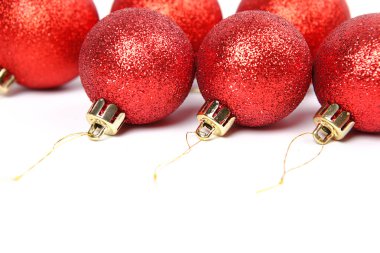 Kırmızı Noel topu beyaz arkaplanda izole edilmiş