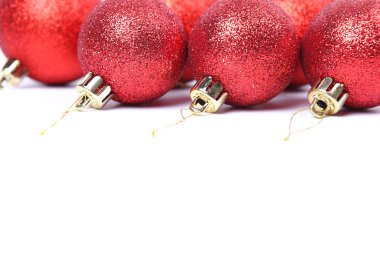 Kırmızı Noel topu beyaz arkaplanda izole edilmiş