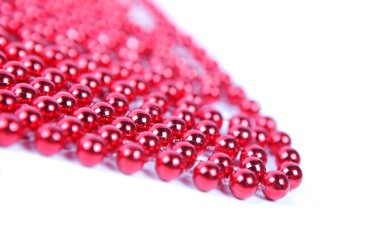 Kırmızı Noel topu beyaz arkaplanda izole edilmiş