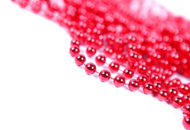 Kırmızı Noel topu beyaz arkaplanda izole edilmiş