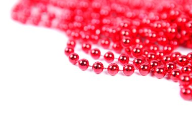 Kırmızı Noel topu beyaz arkaplanda izole edilmiş