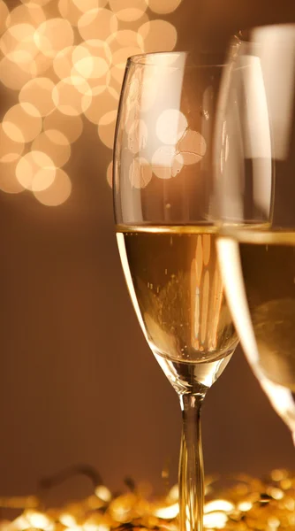 Bicchieri di Natale di Champagne e sfondo dorato — Foto Stock