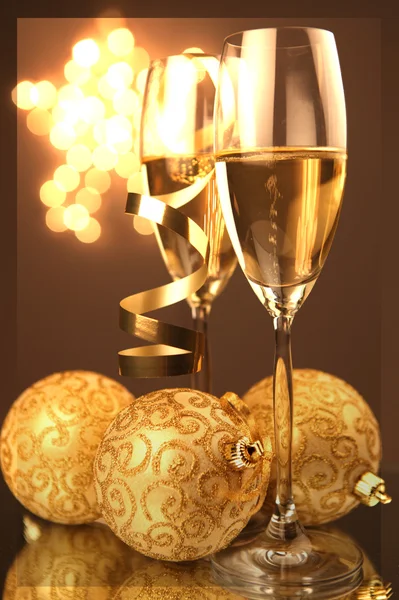 香槟和金色背景的圣诞节眼镜 — 图库照片