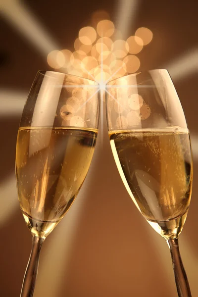 Noel bardak şampanya ve altın arka plan