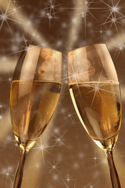 Weihnachtsgläser Champagner und goldener Hintergrund — Stockfoto