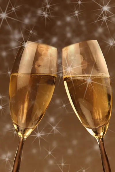 Jul glas champagne och gyllene bakgrund — Stockfoto