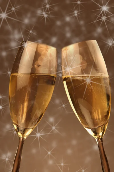 Weihnachtsgläser Champagner und goldener Hintergrund — Stockfoto