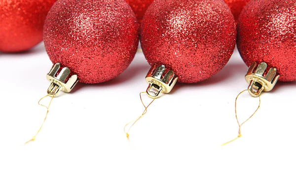 Kırmızı Noel topu beyaz arkaplanda izole edilmiş