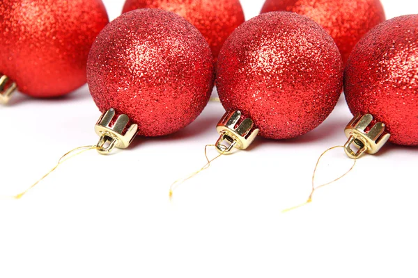 Kırmızı Noel topu beyaz arkaplanda izole edilmiş