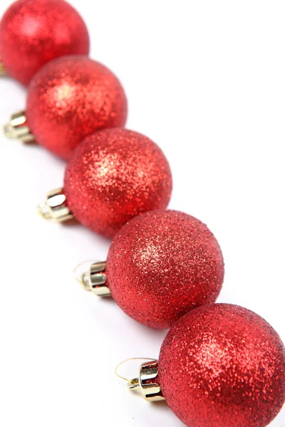 Červené vánoční míč izolované na bílém pozadí — Stock fotografie