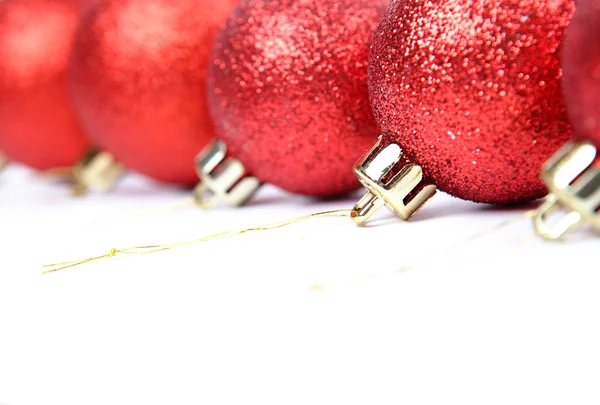 白い背景に隔離された赤いクリスマスボール — ストック写真
