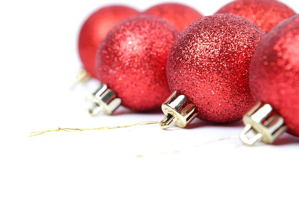 Kırmızı Noel topu beyaz arkaplanda izole edilmiş