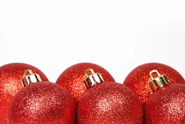 Kırmızı Noel topu beyaz arkaplanda izole edilmiş