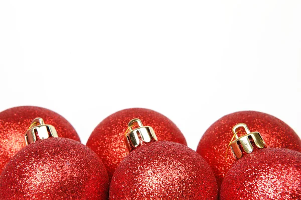 Kırmızı Noel topu beyaz arkaplanda izole edilmiş