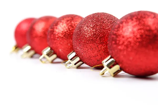 Kırmızı Noel topu beyaz arkaplanda izole edilmiş