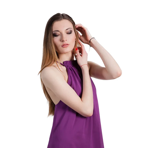 보라색 드레스에 포즈를 취하는 아름 다운 여성 패션 모델 — 스톡 사진