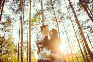 Açık havada aşık genç bir çift