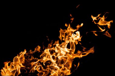 alevler siyah arkaplanda