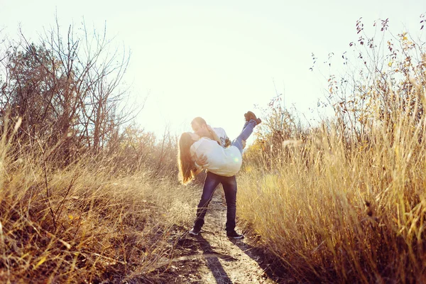 Jong paar in liefde outdoor — Stockfoto