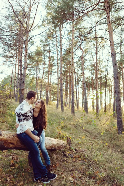 Jeune couple amoureux en plein air — Photo