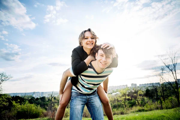 Jeune couple amoureux en plein air — Photo