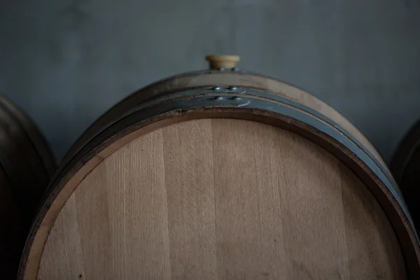 Weinfässer stapeln sich im Keller des Weinguts — Stockfoto