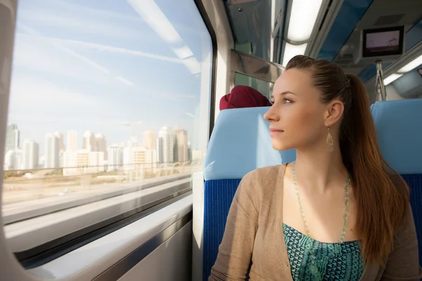 Metroyu pencereden dışarı bakarak kız