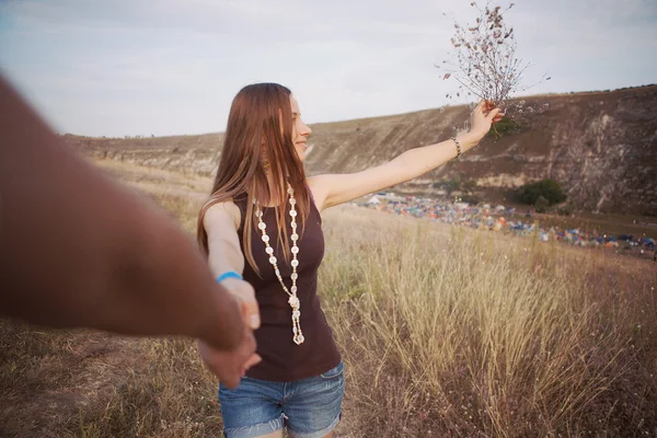 Young girl follows her boyfriend — Stock Photo, Image