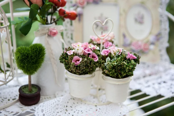 Belles fleurs printanières dans un vase blanc Photo De Stock