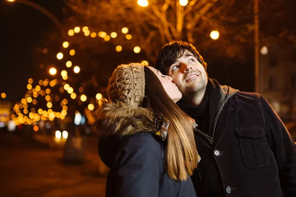 Jeune couple amoureux en plein air — Photo