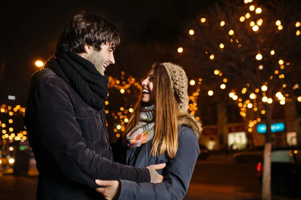 Açık havada aşık genç bir çift