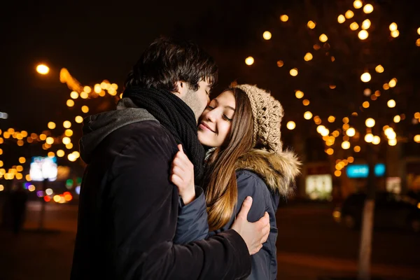 Jeune couple amoureux en plein air — Photo