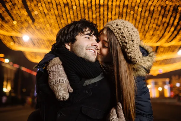 Açık havada aşık genç bir çift