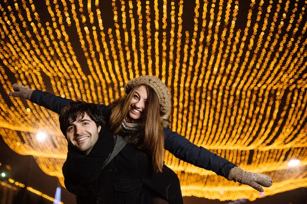 Jeune couple amoureux en plein air — Photo