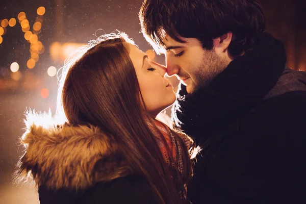 Jeune couple amoureux en plein air — Photo