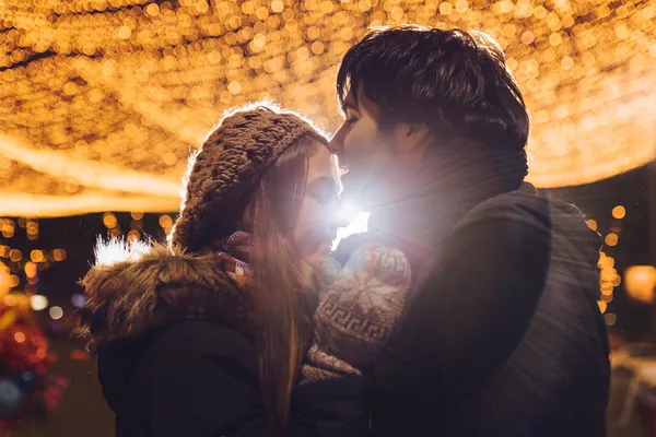 Açık havada aşık genç bir çift