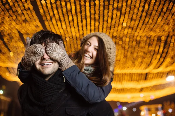 Jeune couple amoureux en plein air Images De Stock Libres De Droits