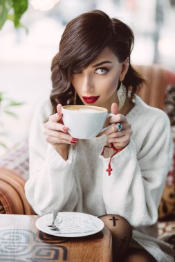 genç kız trendy bir kafede kahve içme