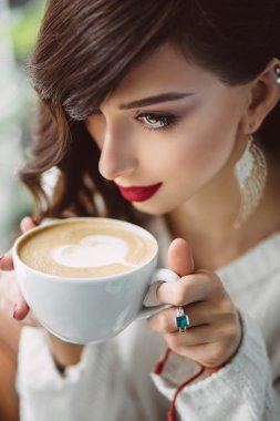 genç kız trendy bir kafede kahve içme