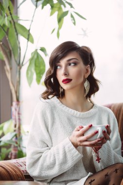 genç kız trendy bir kafede kahve içme