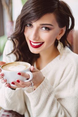 genç kız trendy bir kafede kahve içme
