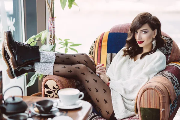 Jeune fille buvant du café dans un café branché — Photo