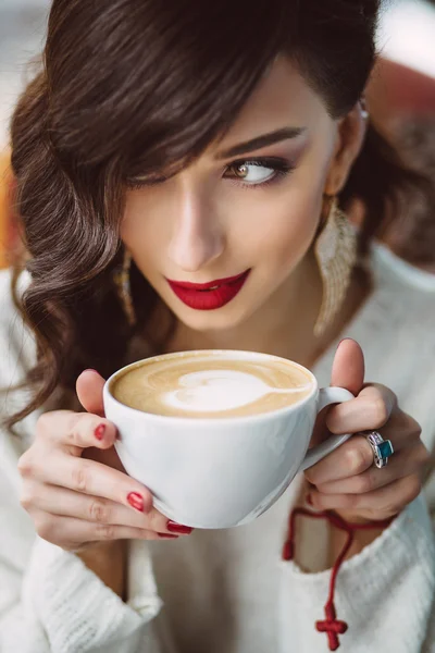 Ung flicka dricka kaffe i trendiga café — Stockfoto