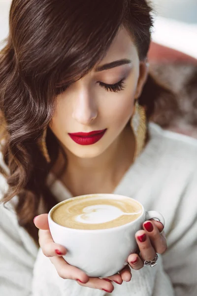 Jeune fille buvant du café dans un café branché — Photo