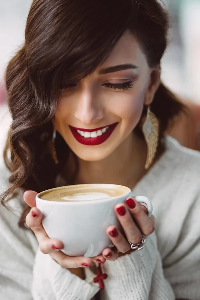 Ung flicka dricka kaffe i trendiga café — Stockfoto