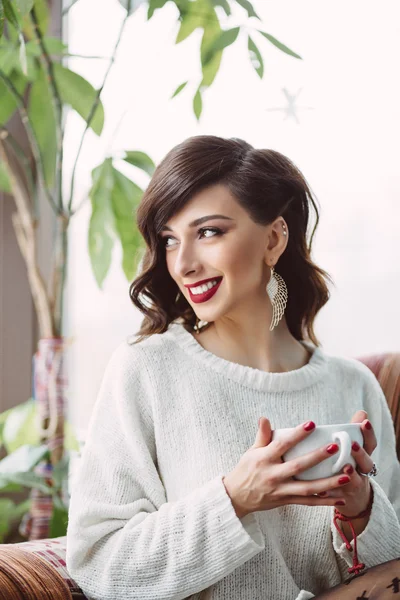 Chica joven bebiendo café en un café de moda — Foto de Stock