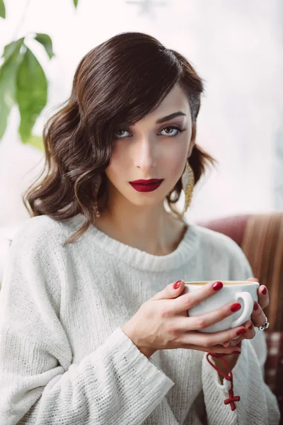 Chica joven bebiendo café en un café de moda — Foto de Stock